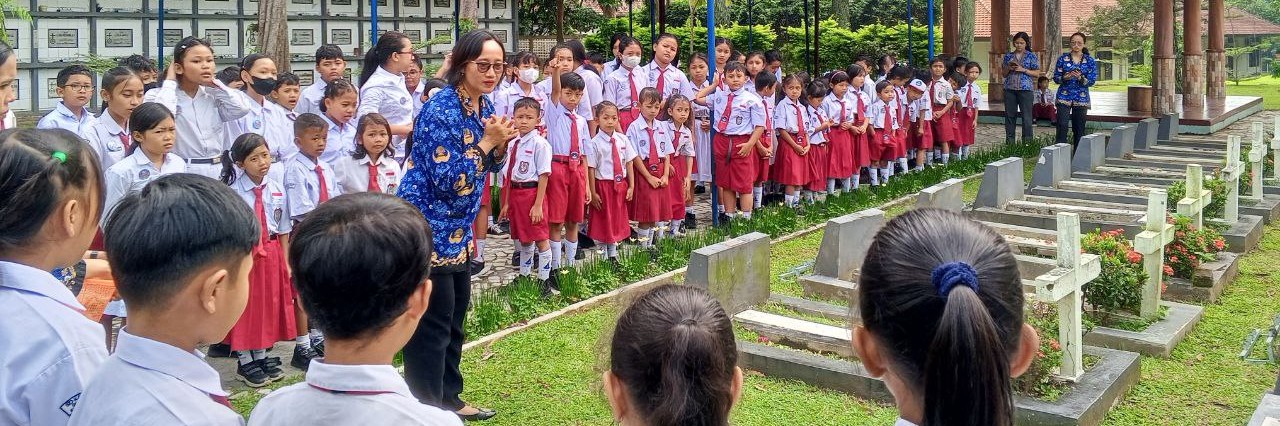 Kegiatan Tabur Bunga di Makam Ratu Damai pada peringatan Hari Arwah
