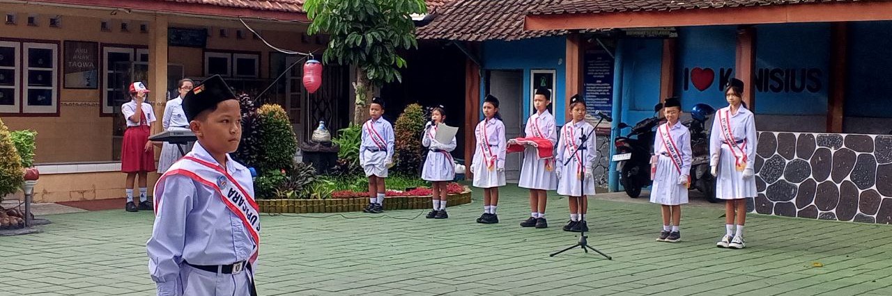 Siswa-siswi menjadi Petugas Upacara Bendera